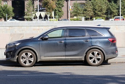 Kia Motors выделила сервису Uber 30 кроссоверов Seltos для бесплатных трансферов (видео)