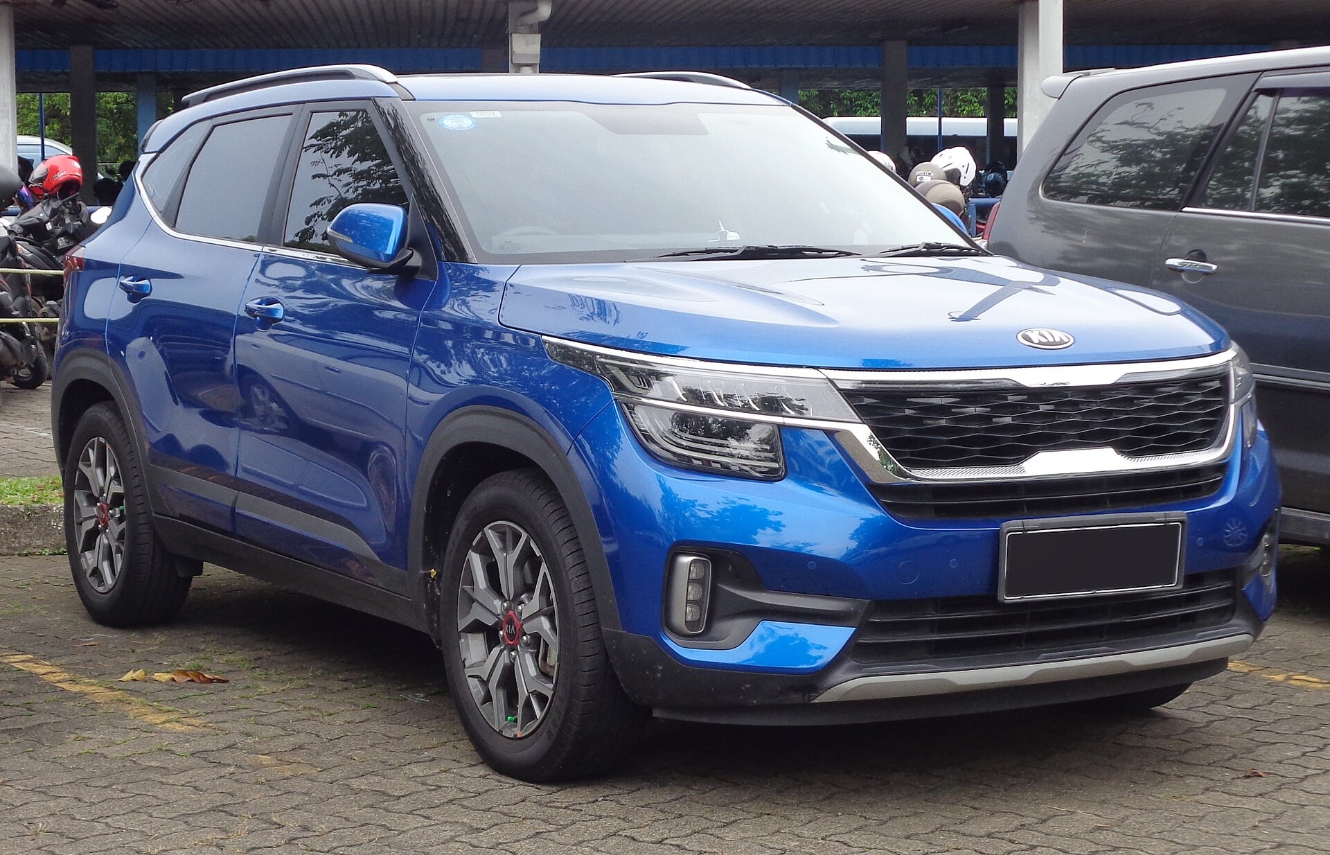 Новый кроссовер Kia Seltos начал поставляться в салоны официальных российских дилеров